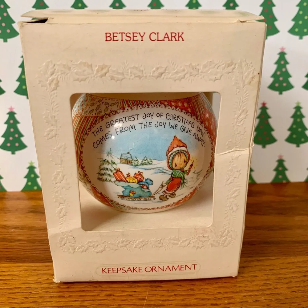 🎄2/20🎄 Vintage Hallmark Glass Ornament “Betsy Clark” 1981